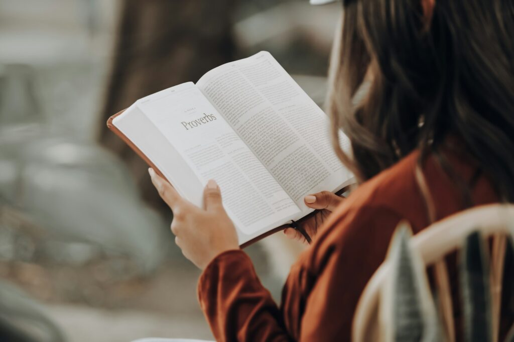 girl reading book - word count influence reading novels